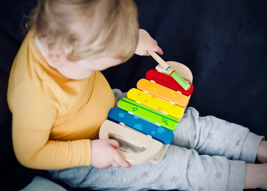 Un niño pequeño toca un xilófono de colores